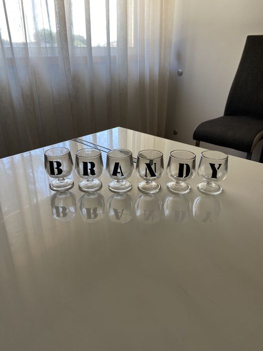 Conjuntos variados de cristal e vidro