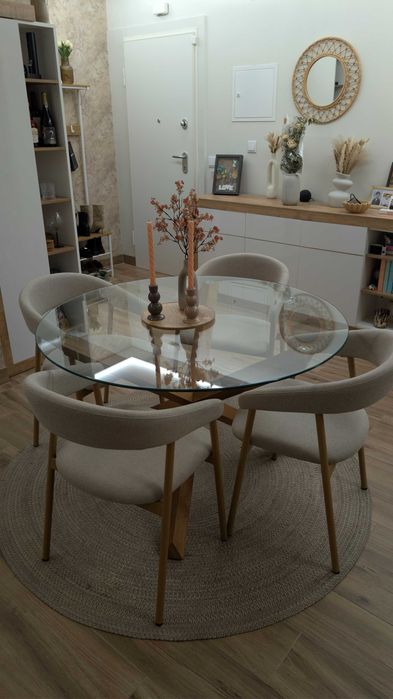 Mesa de Jantar Redonda em Vidro e Madeira - Design Moderno