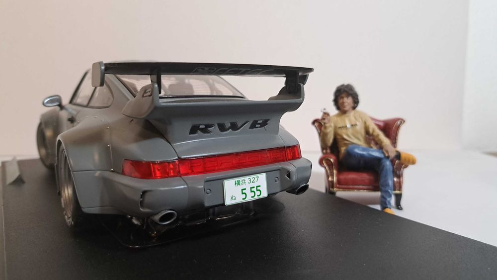 1/18 Porsche 911 RBW com figura cz - Solido