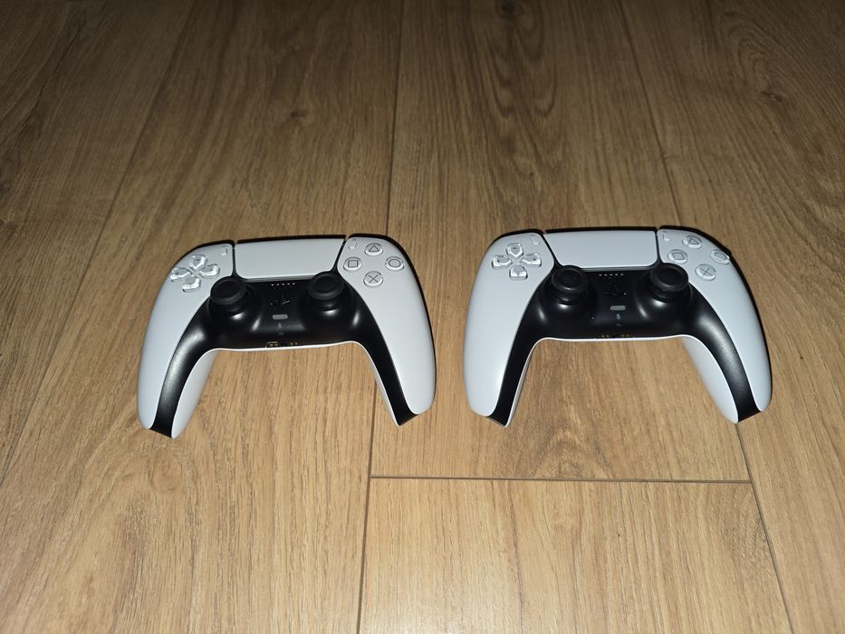 Продам PlayStation 5 Slim з двома геймпадами та іграми

Стан: Чудовий,