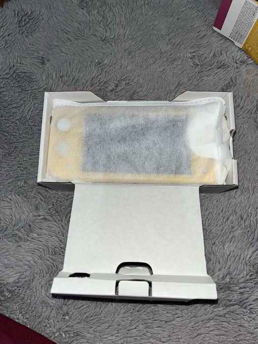 Nintendo Switch Lite + 3 Jogos