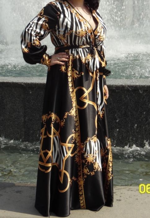 Нарядное стильное платье.