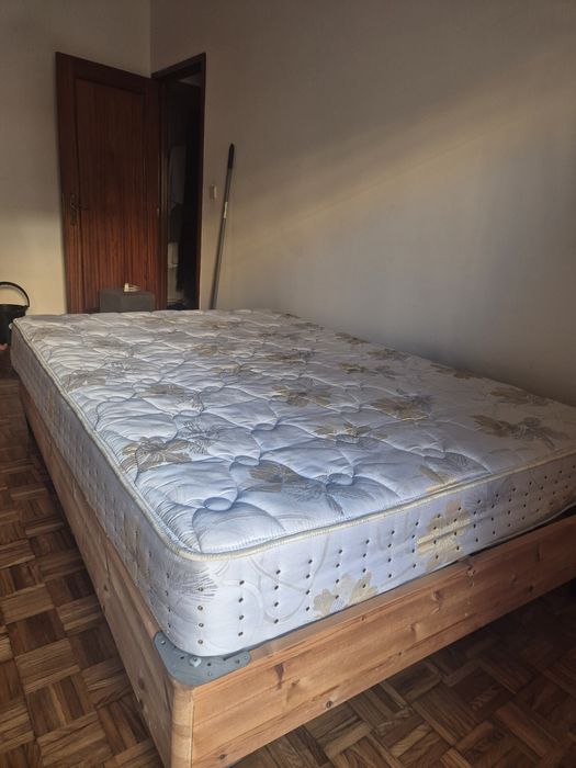 Vendo cama de casal com colchão