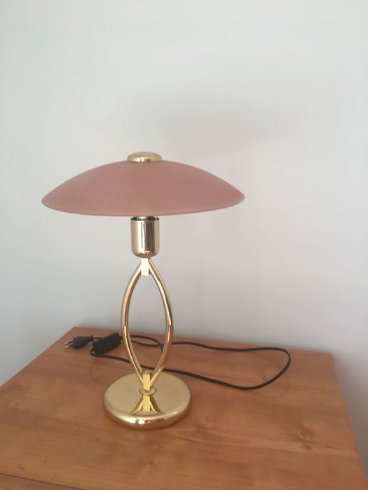 Elegantes candeeiros de teto e de mesa