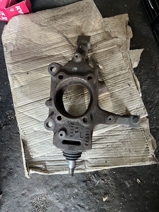 Journey 2.4 usa кулак цапфа передній лівий