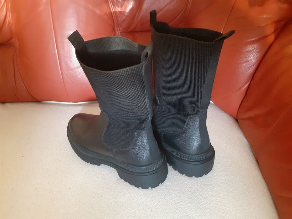 Wysokie buty damskie na grubej zeluwce.