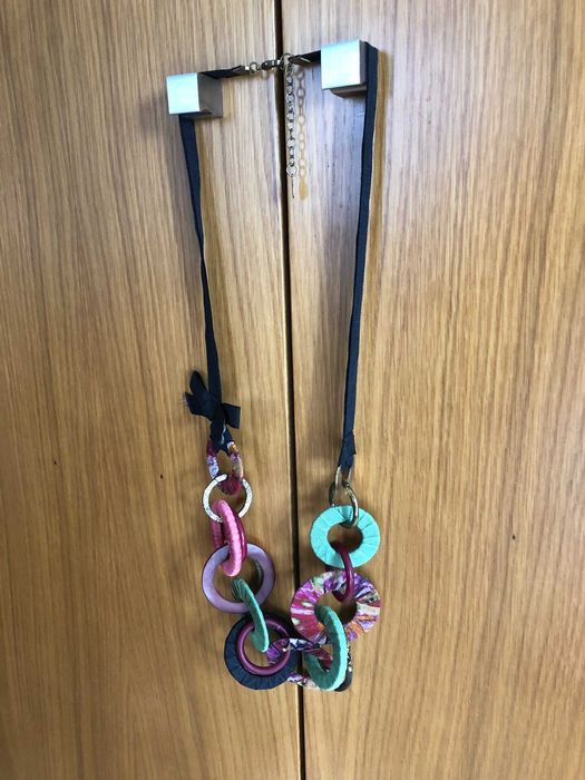 Colar em tecido preto e Argolas coloridas