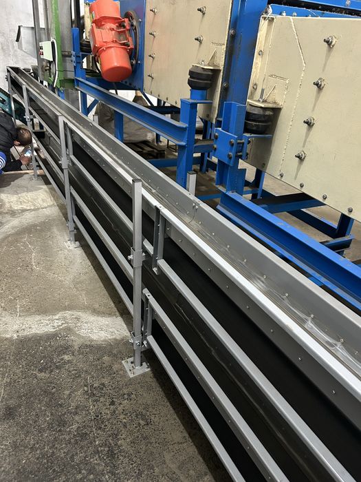 Жолобковий стрічковий транспортер вузький. Для технологічних ліній