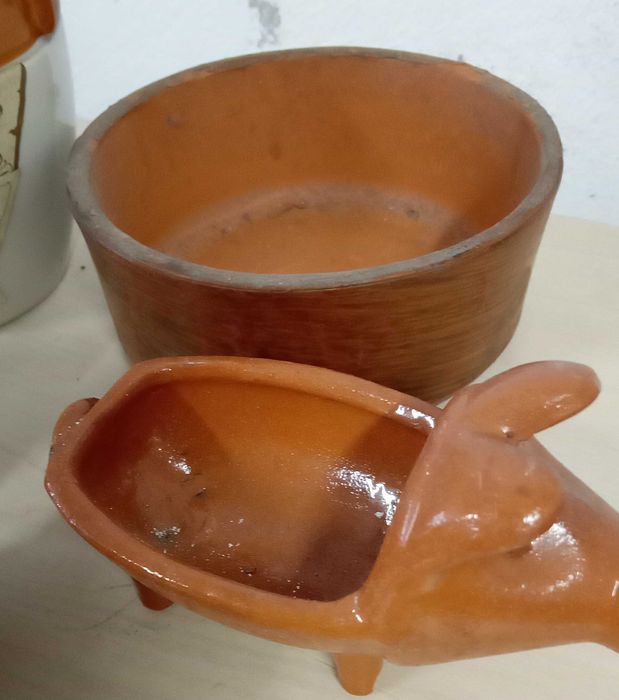 Porquitos, taça e garrafa em barro, tudo por 7€