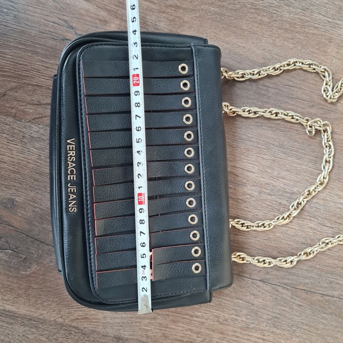 Versace torebka crossbody listonoszka czarna frędzle złote elementy re