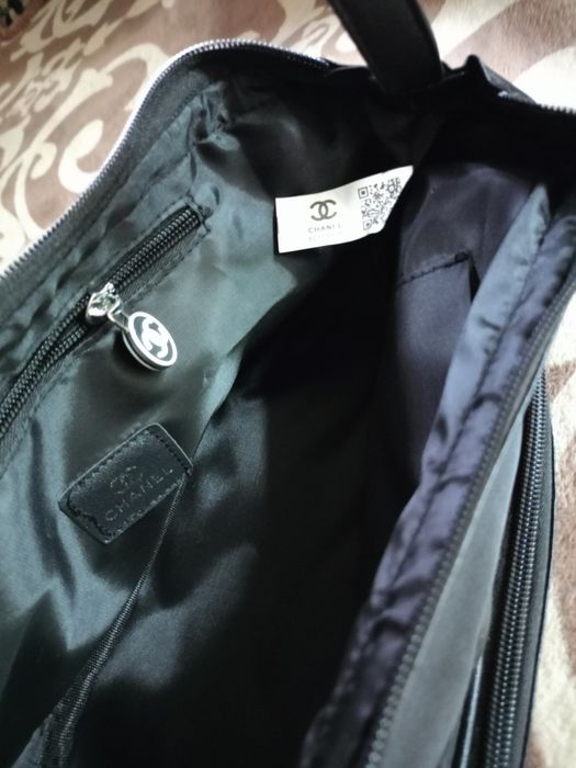 Чорна косметичка бренду Chanel.