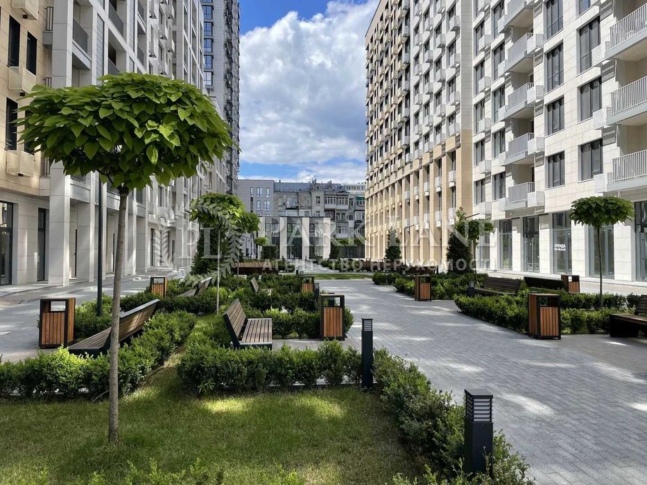 Продаж трьохкімнатної квартири в ЖК Ярославів Град без ремонту