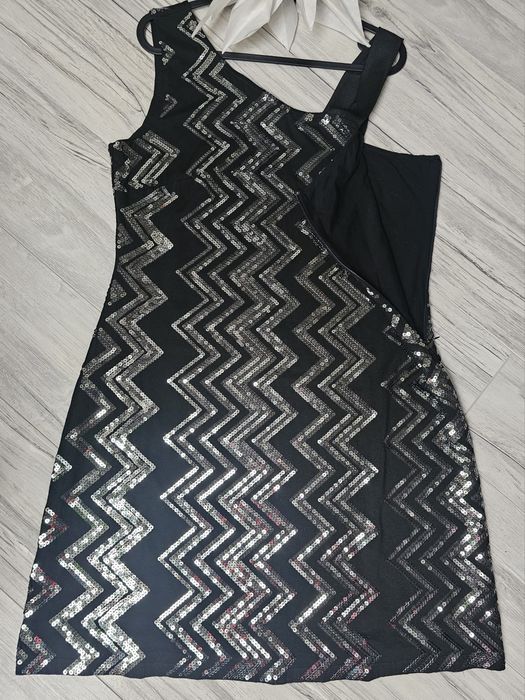 Efektowna czarna sukienka ze srebrnym cekinowym wzorem na wyjątkowe ok