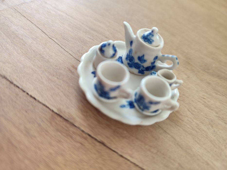 Vários serviços de café miniatura para colecionar