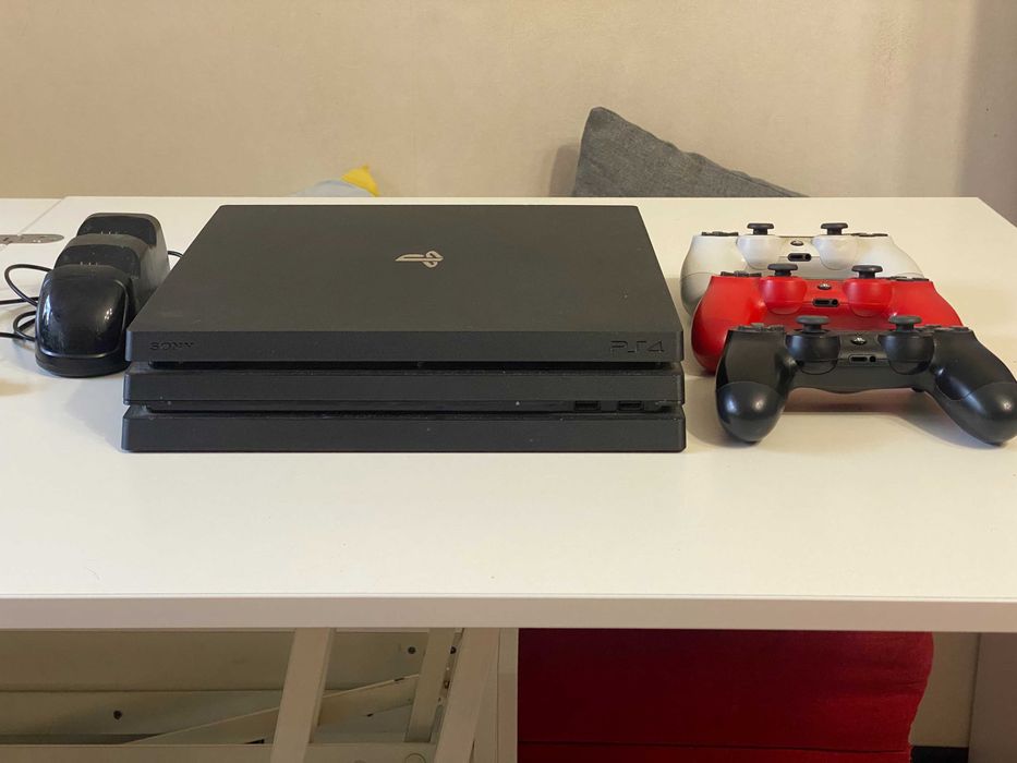 PS4 Pro + 3 геймпада Dual Shock + зарядка для геймпадів
