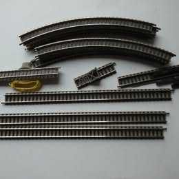 TROCO-Acessorios comboios escala “N” Fleischmann.  Novos, linhas retas, curvas, com balastro: Ler anuncio