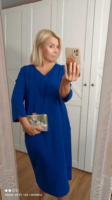 Elegancka niebieska sukienka z kieszeniami imprezy