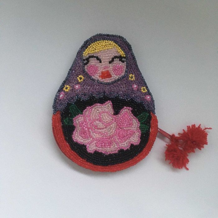 Carteira matrioska bordada a missangas. NOVA
