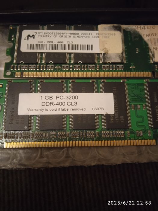 Планки памяти DDR-400.