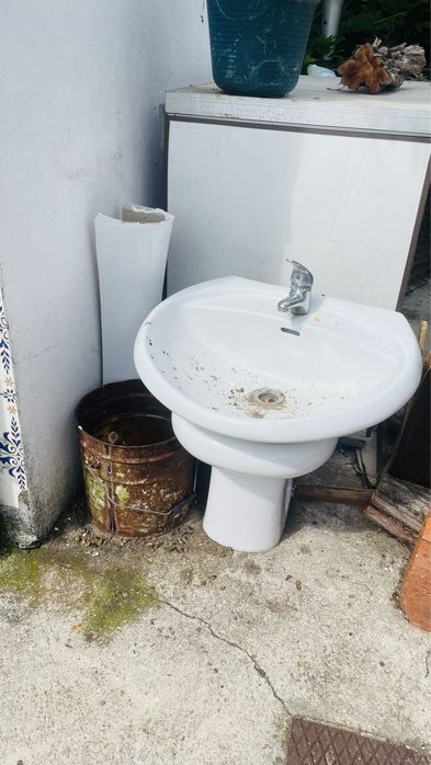 bidé e lavatorio de wc casa de banho com torneira