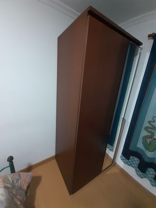 Roupeiro com porta espelhada