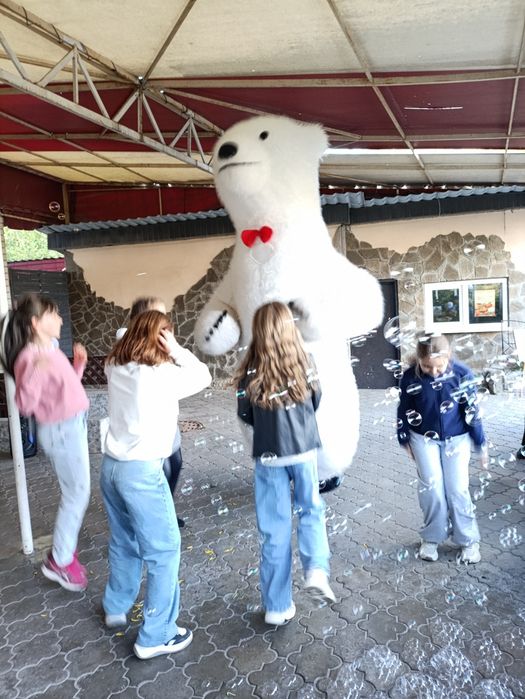 Ми приходимо з привітаннями,обіймами та гарним настроєм.