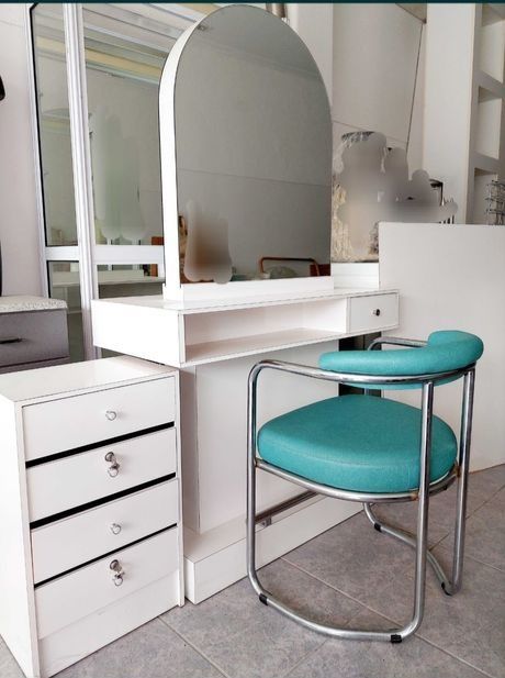 Stocks de Mobiliário, Cosmética p/ Cabeleireiros e Estética