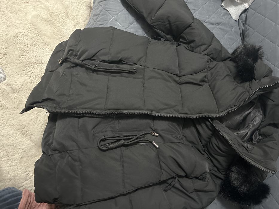 Casaco preto de capuz muito bom estado comprido