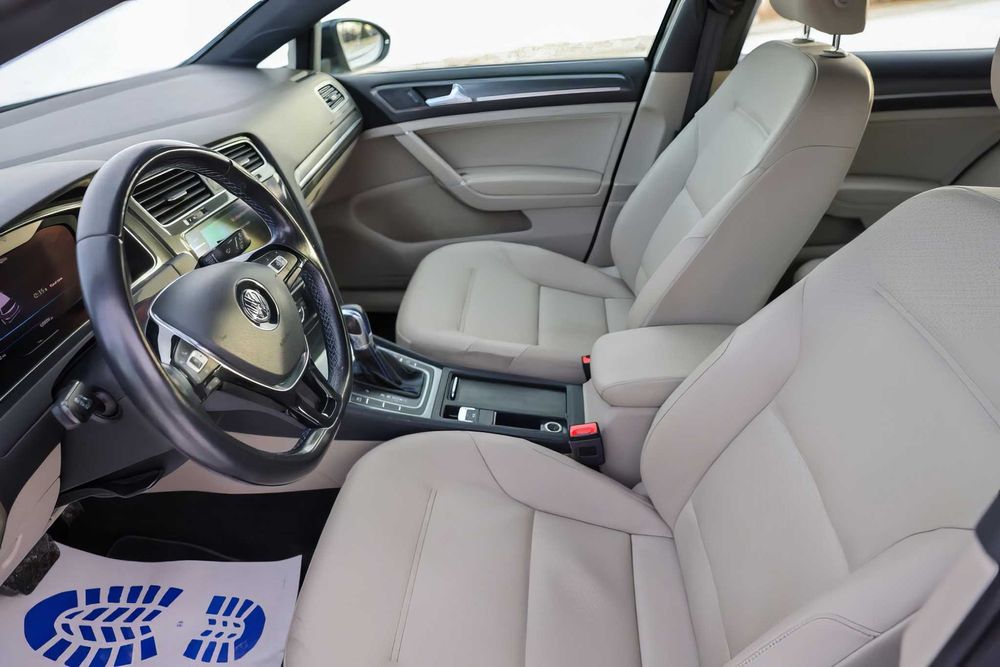 Volkswagen e-Golf      2019