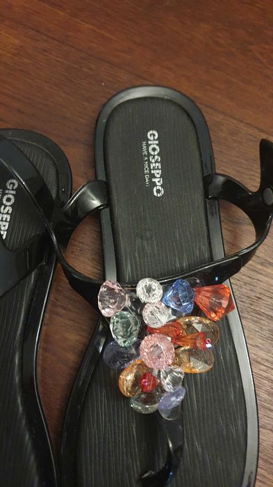 Sandálias novas , nunca usadas, lindíssimas.