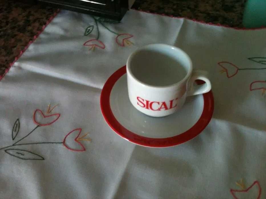 Chávena de café e de meia de leite