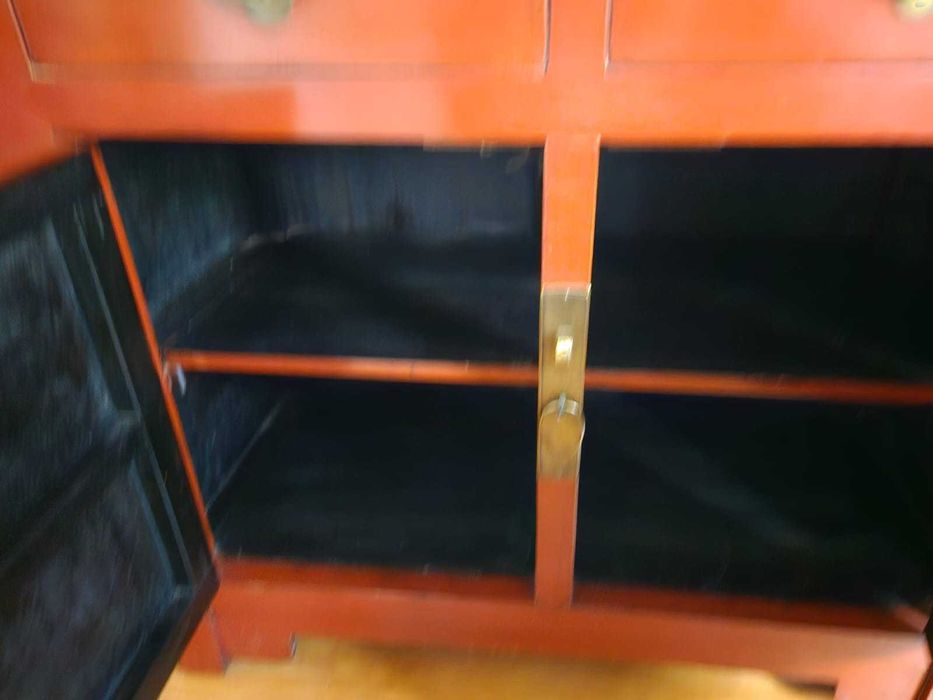 Cómoda/ aparador com detalhes esculpidos .