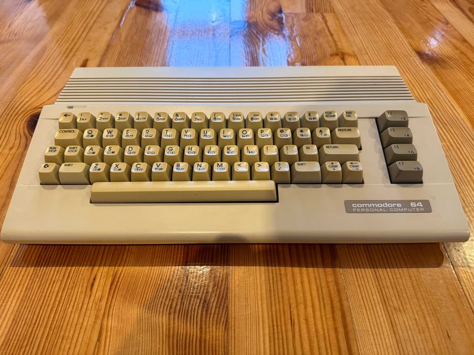 Commodore 64C sprawny – kultowy retro komputer – stan bardzo dobry #1