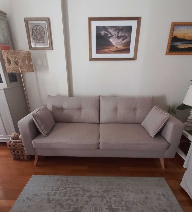 Sofá escandinavo de 3 lugares bege matizado