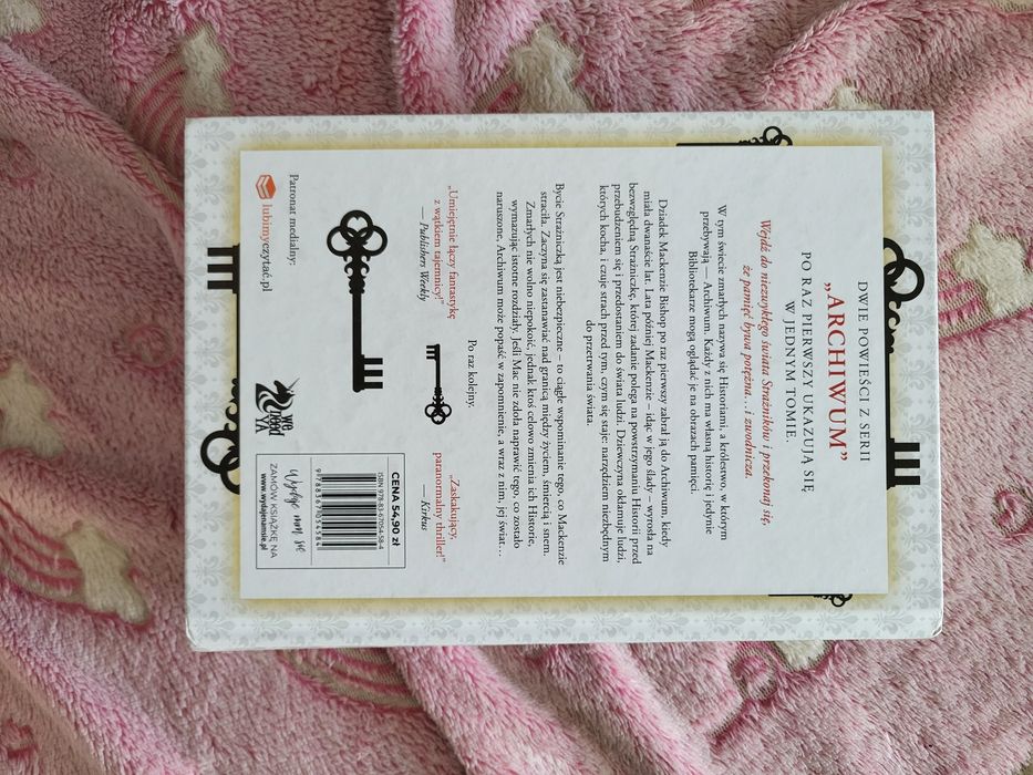 V.E. Schwab - Mroczna krypta (seria archiwum)