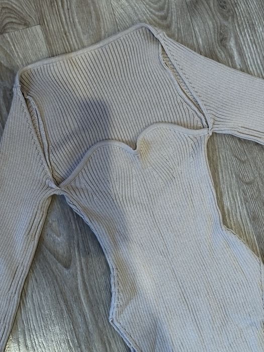 Вʼязана кофта з відкритими плечима бежева