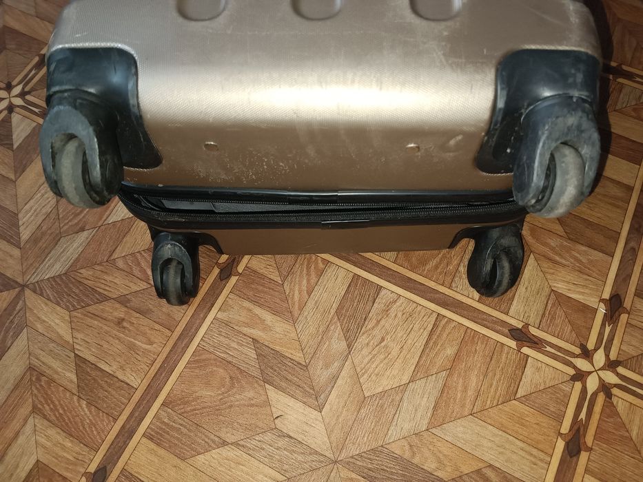 Продам чимодан б у