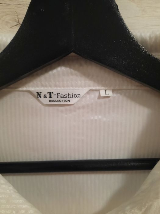 Biała koszula damska.