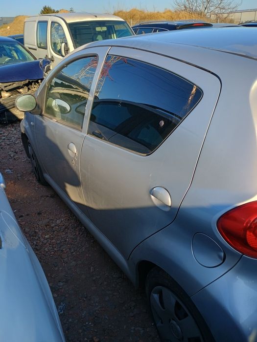Zderzak tył klapa bagażnika drzwi toyota Aygo 1e7