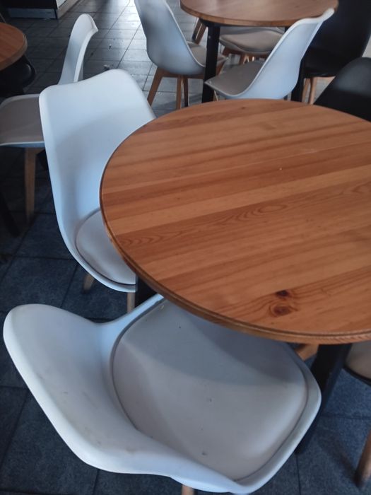 Conjunto de mesas e cadeiras