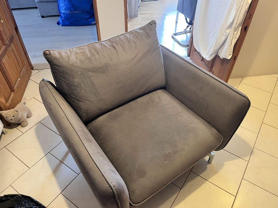 Duzy fotel na eleganckich nóżkach