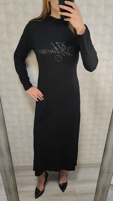 Dzianinową sukuenka z kapturem firmy Minouu