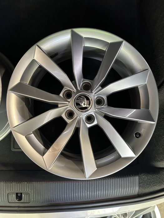 Диски Skoda 17 7j et45 5L0601025K