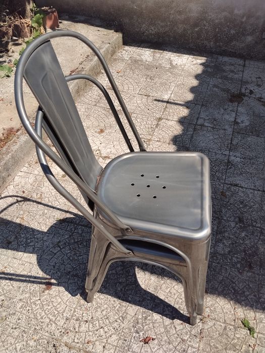 Cadeira de metal cinza/ prata