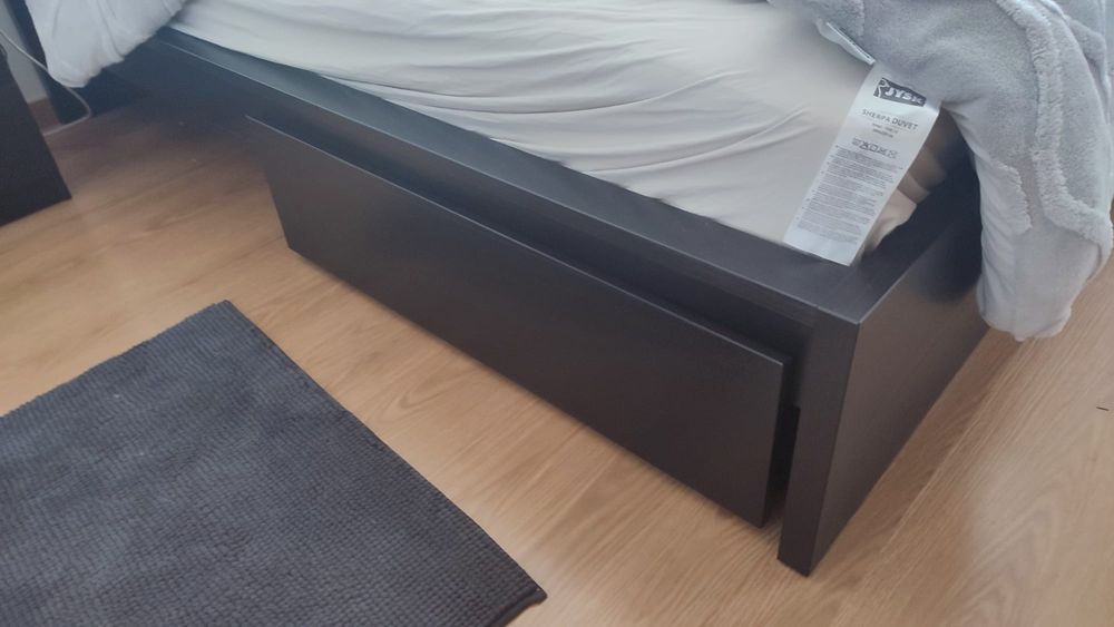 Cama casal MALM com 2 mesas de cabeceira