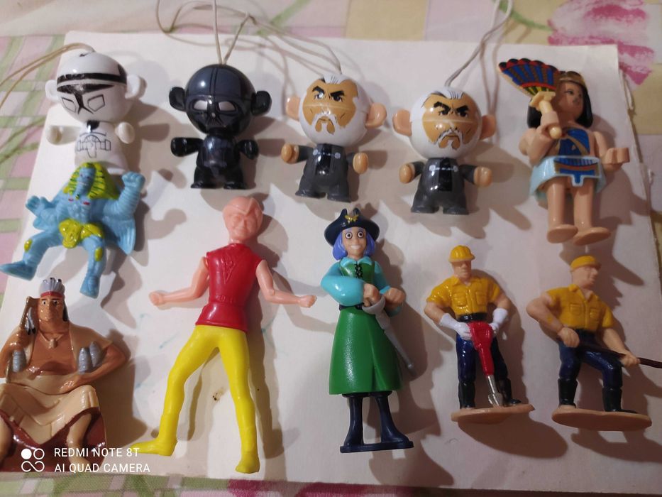 игрушки из киндер сюрприза машинки, фигурки, животные и другие