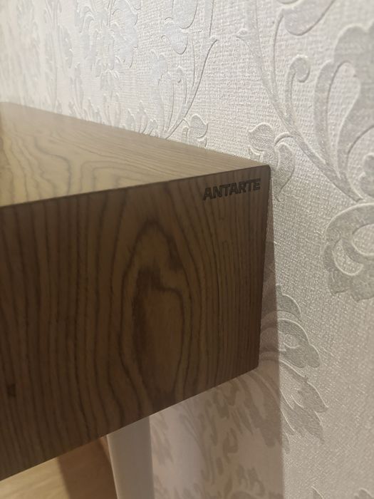 Consola em Nogueira Antarte