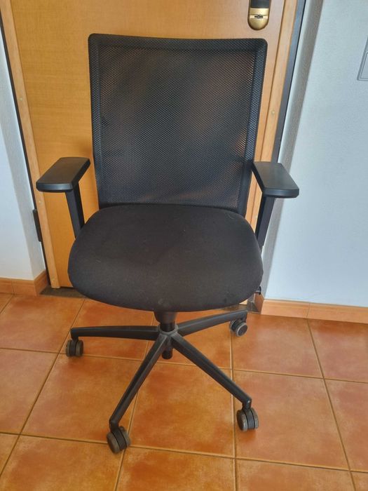 Boa cadeira de escritório ergonómica.  Tudo é ajustável.  50 euros.