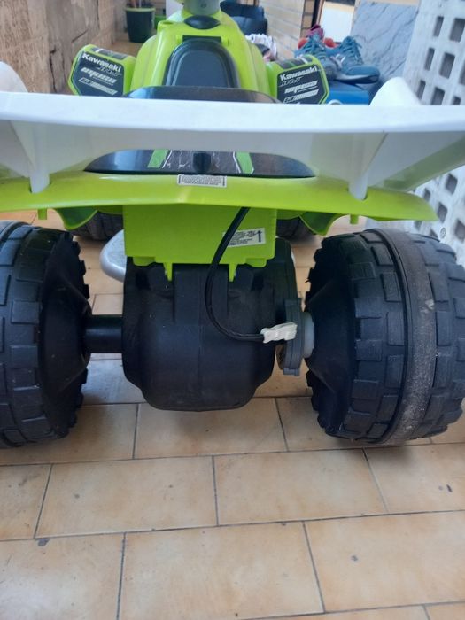Moto 4 a bateria kawasaki