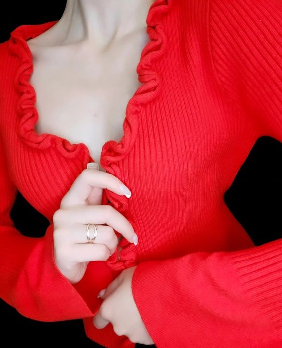 Кофтинка,яскравого червоного кольору